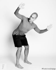 állva törzscsavarás 45 fokos szögben funkcionális jóga gyakorlat hátfájásra 2