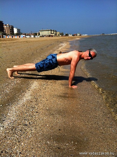 Edzés a tengerparton: fekvőtámasz.